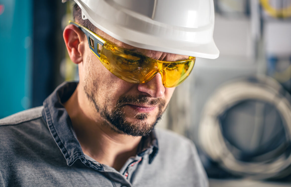 Industrial 5G Helmet Camera with Real-Time Monitoring